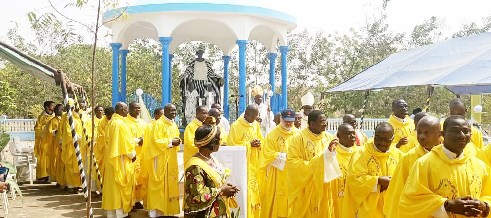 Procession de sortie des prêtres et évêques à la fin de la messe