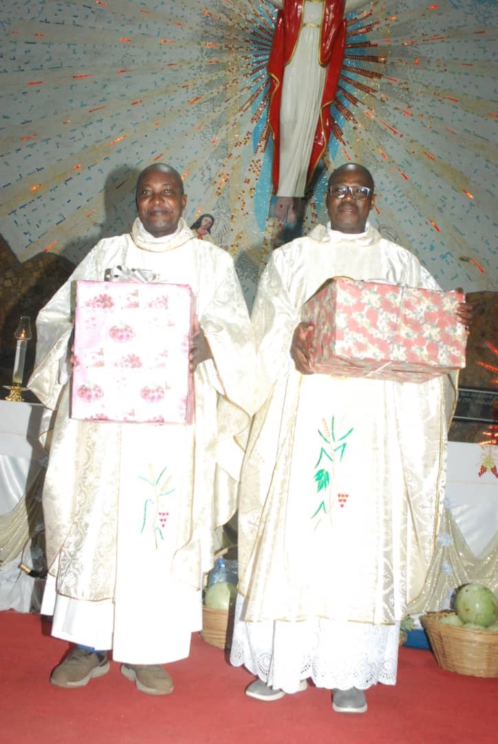 Les Pères jubilaires Nimphas Éyébiyi et Ponce Akenonne