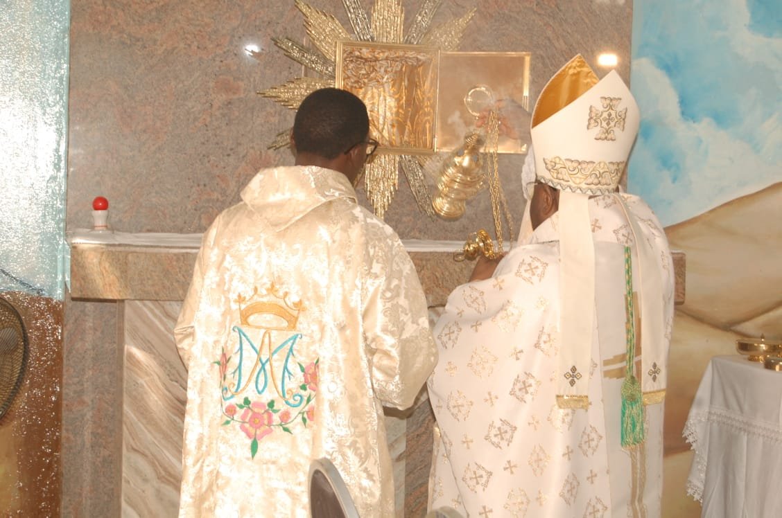 Mgr Antoine Ganyé bénissant le nouveau tabernacle de l'église de Hlazounto