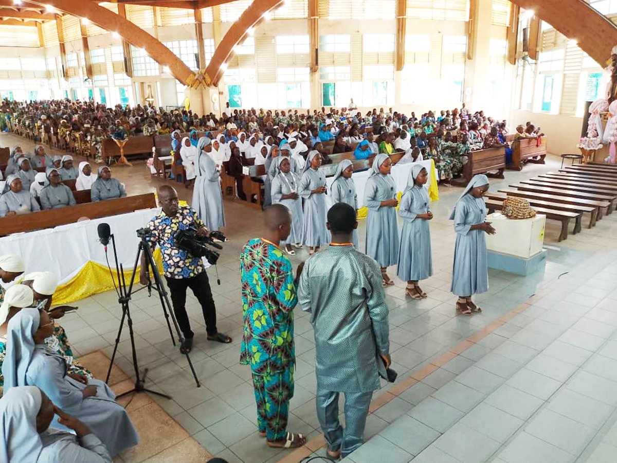 Les Soeurs jubilaires avancent vers l'autel pour le renouvellement de leurs voeux