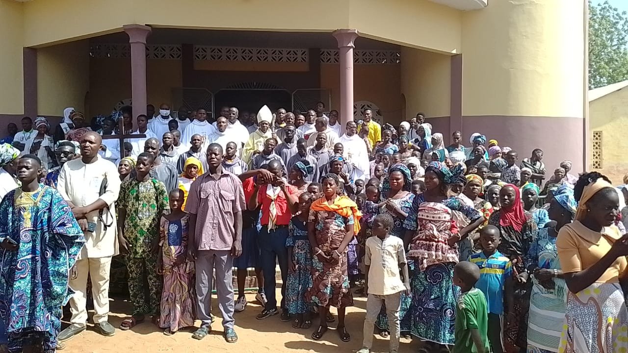 Les fidèles posent avec Mgr Clet Fèliho
